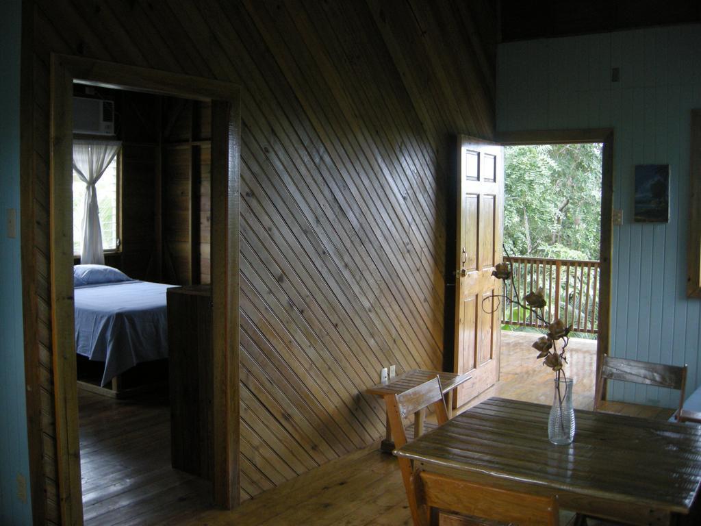 Apartments Chez Milady Utila Exteriér fotografie