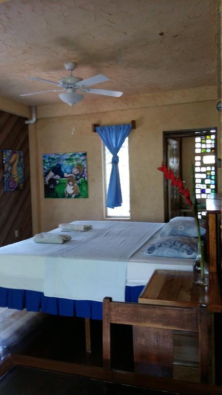 Apartments Chez Milady Utila Exteriér fotografie